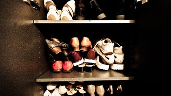 Schuhschrank voller Schuhe